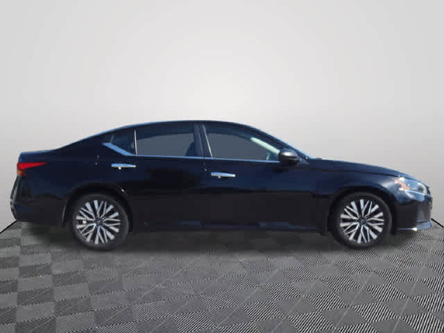 Used 2024 Nissan Altima 2.5 SV FWD image 4