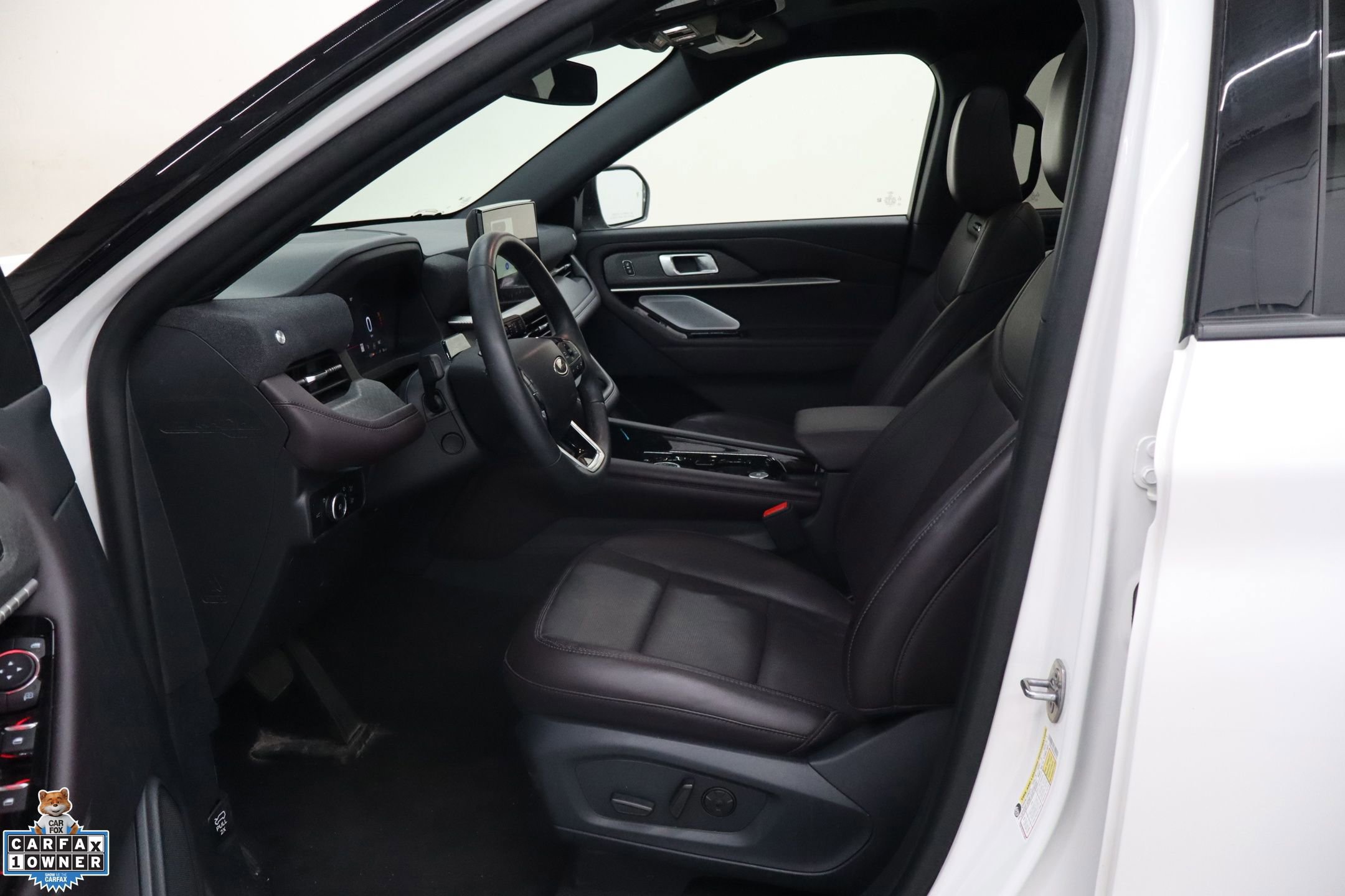 Certified 2025 Ford Explorer Platinum RWD image 31