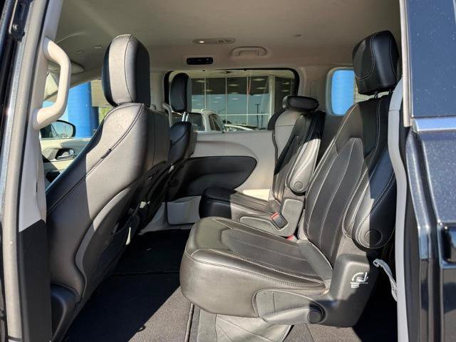 Used 2023 Chrysler Pacifica Touring-L FWD image 11