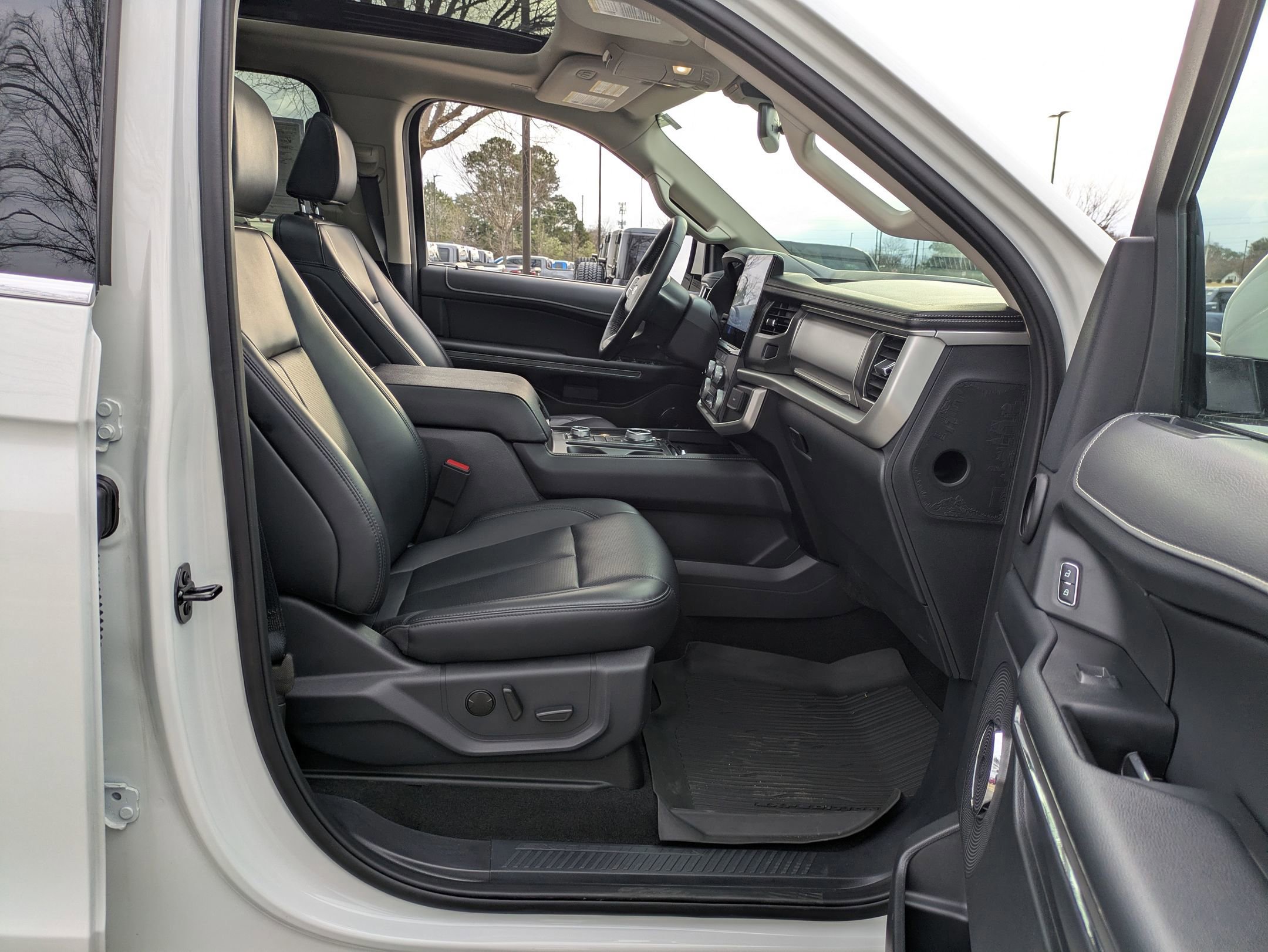 Certified 2024 Ford Expedition XLT image 40