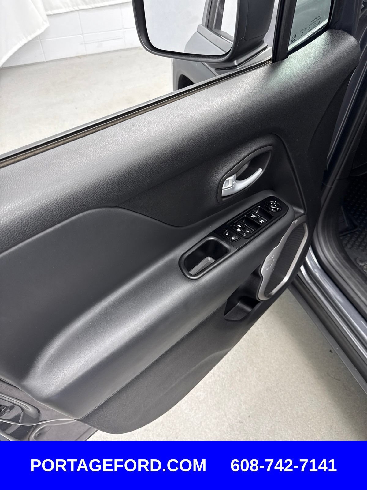 Used 2023 Jeep Renegade Latitude AWD/4WD image 13