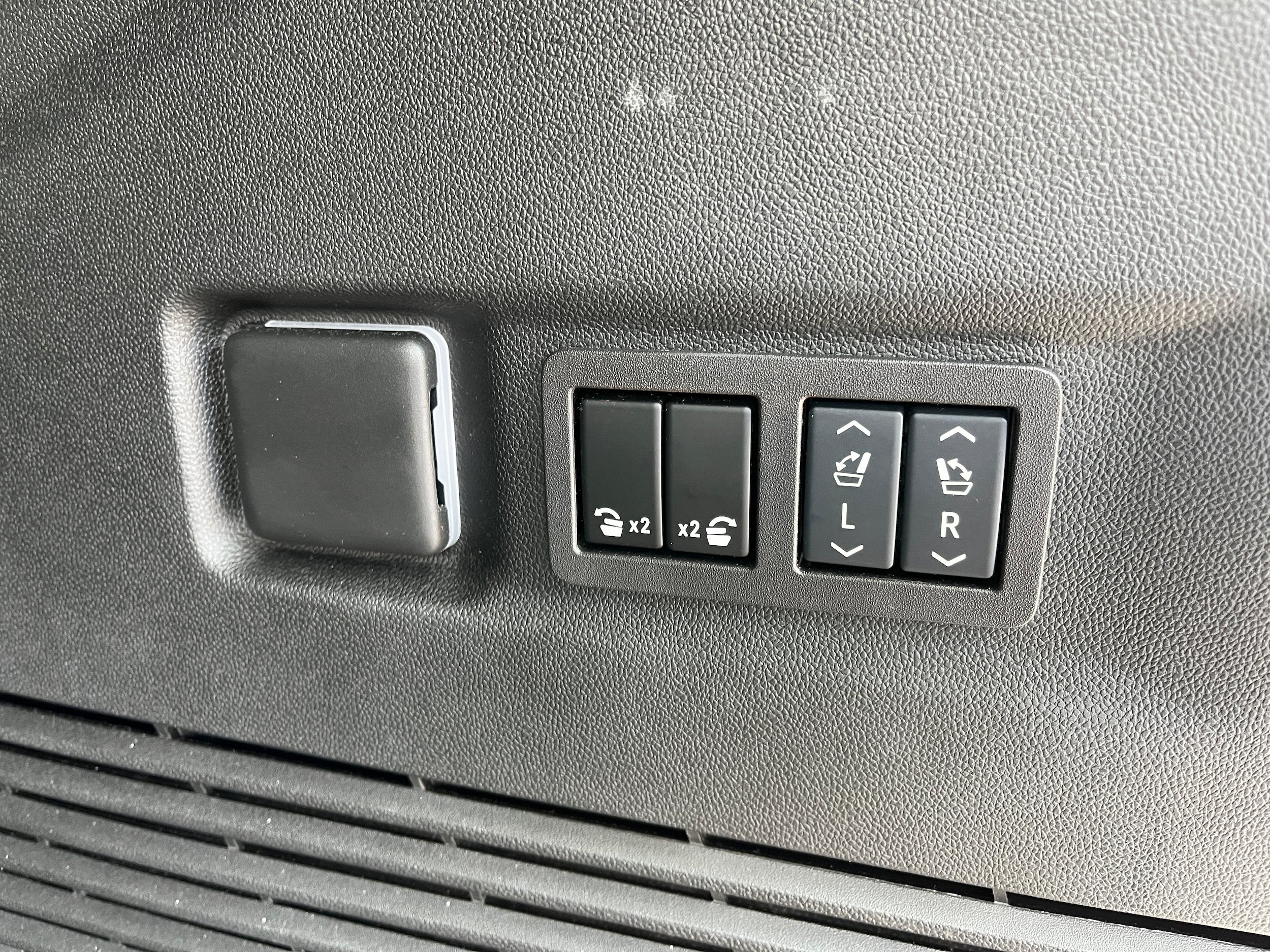 Used 2024 Chevrolet Suburban High Country AWD/4WD image 13