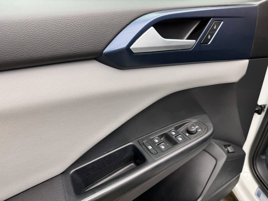 Used 2023 Volkswagen Taos SE w/ Panoramic Sunroof Package AWD/4WD image 11