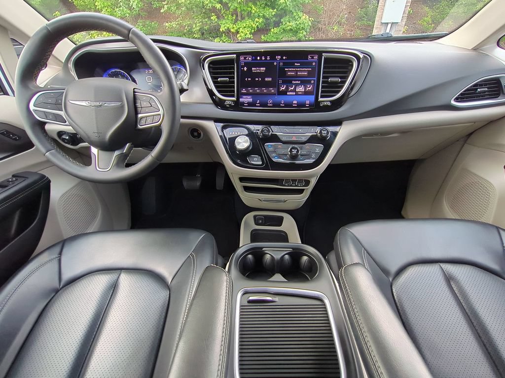 Used 2023 Chrysler Pacifica Touring-L FWD image 18