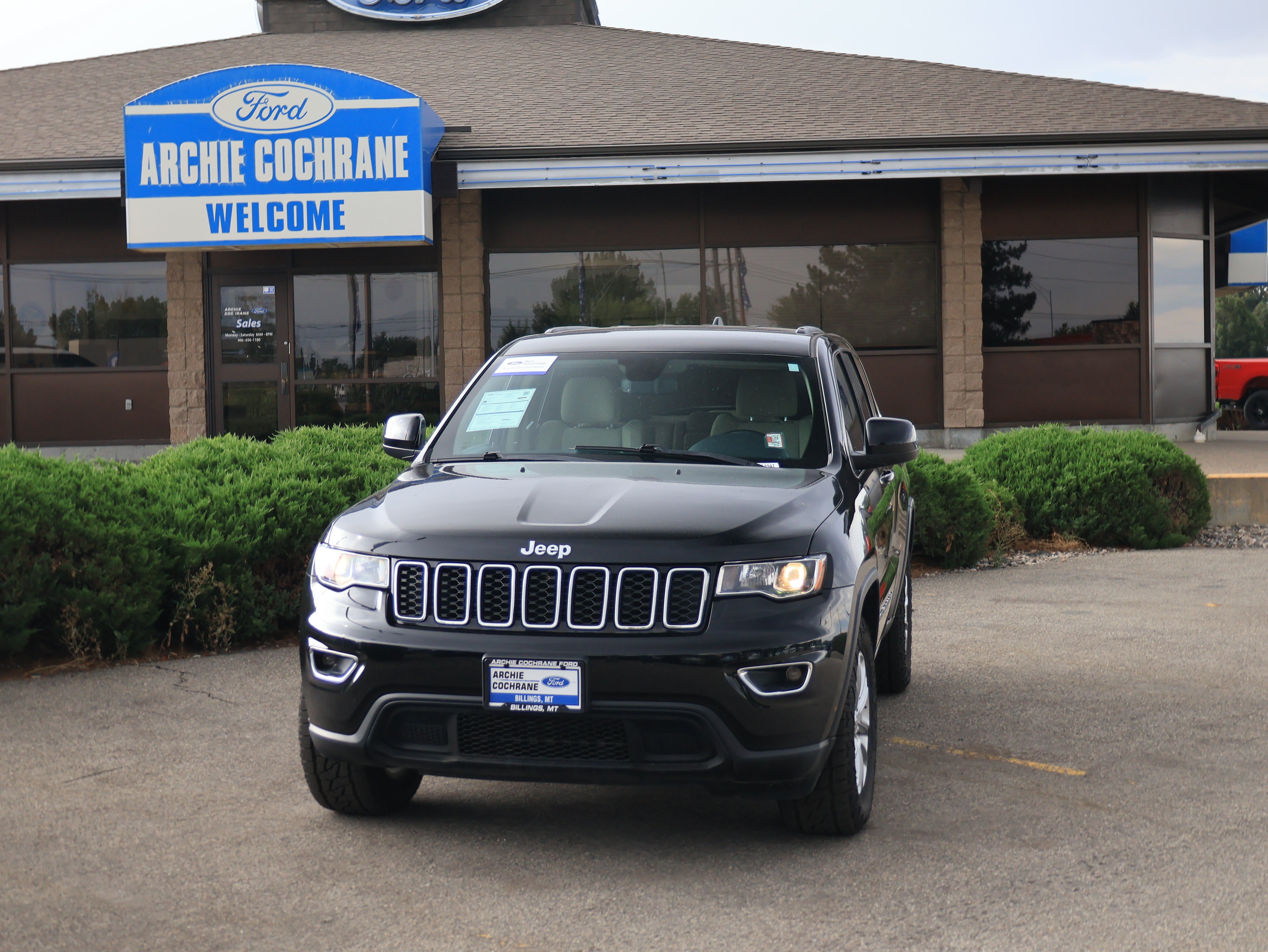 Used 2022 Jeep Grand Cherokee Laredo E AWD/4WD image 2