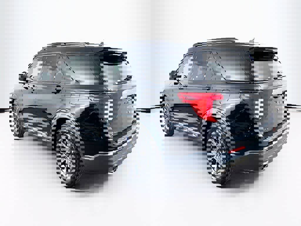 Certified 2022 Ford Explorer XLT w/ Equipment Group 202A image 3