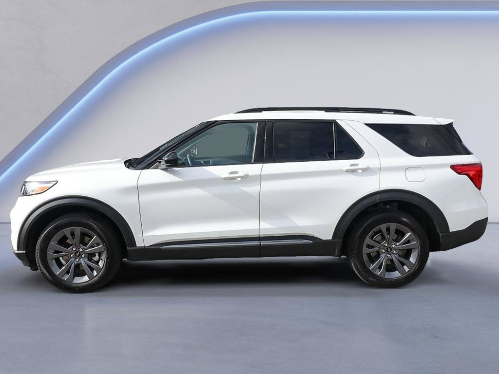 Certified 2024 Ford Explorer XLT w/ Equipment Group 202A AWD/4WD image 3