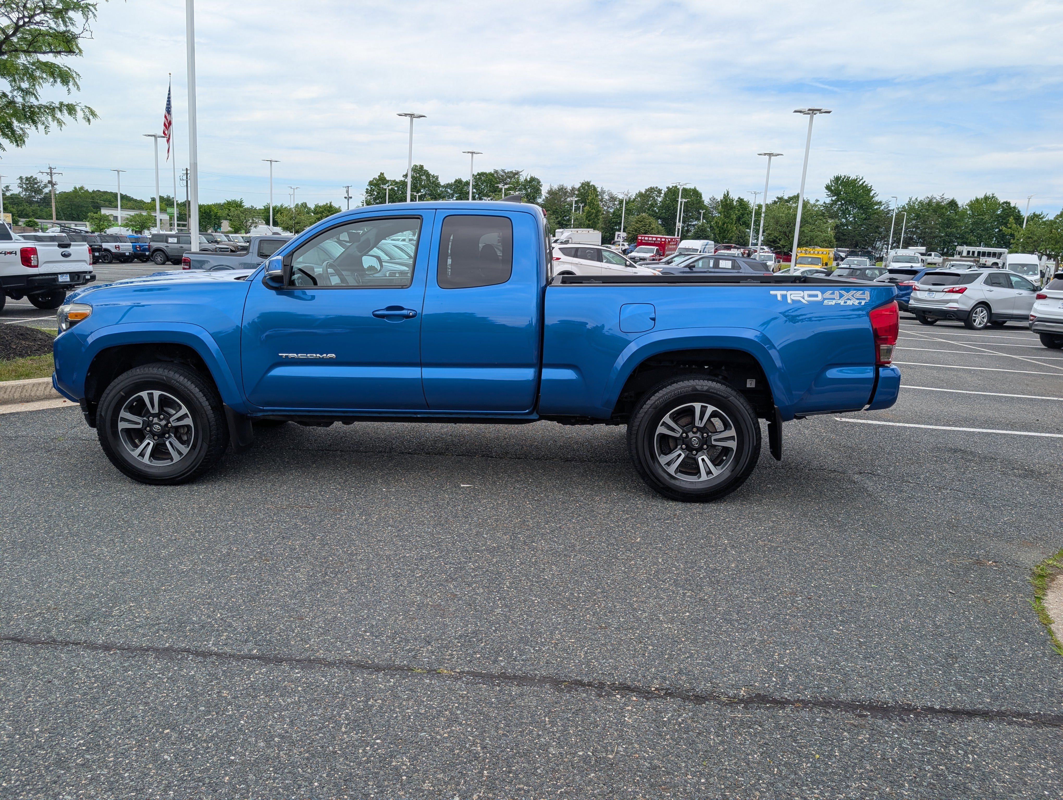 Used 2017 Toyota Tacoma TRD Sport AWD/4WD image 6