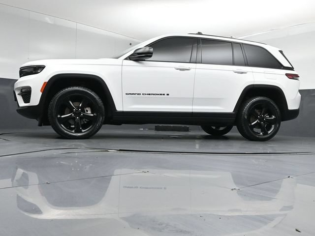 Used 2023 Jeep Grand Cherokee Limited w/ Black Appearance Package AWD/4WD image 39