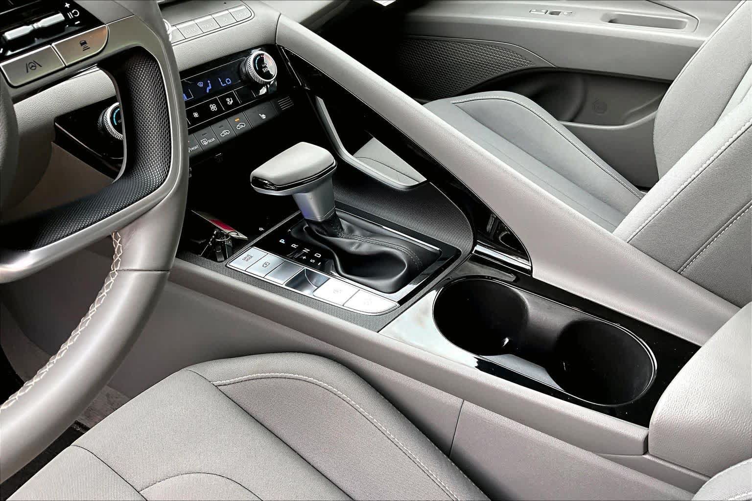 Used 2024 Hyundai Elantra SEL w/ Convenience Package FWD image 17