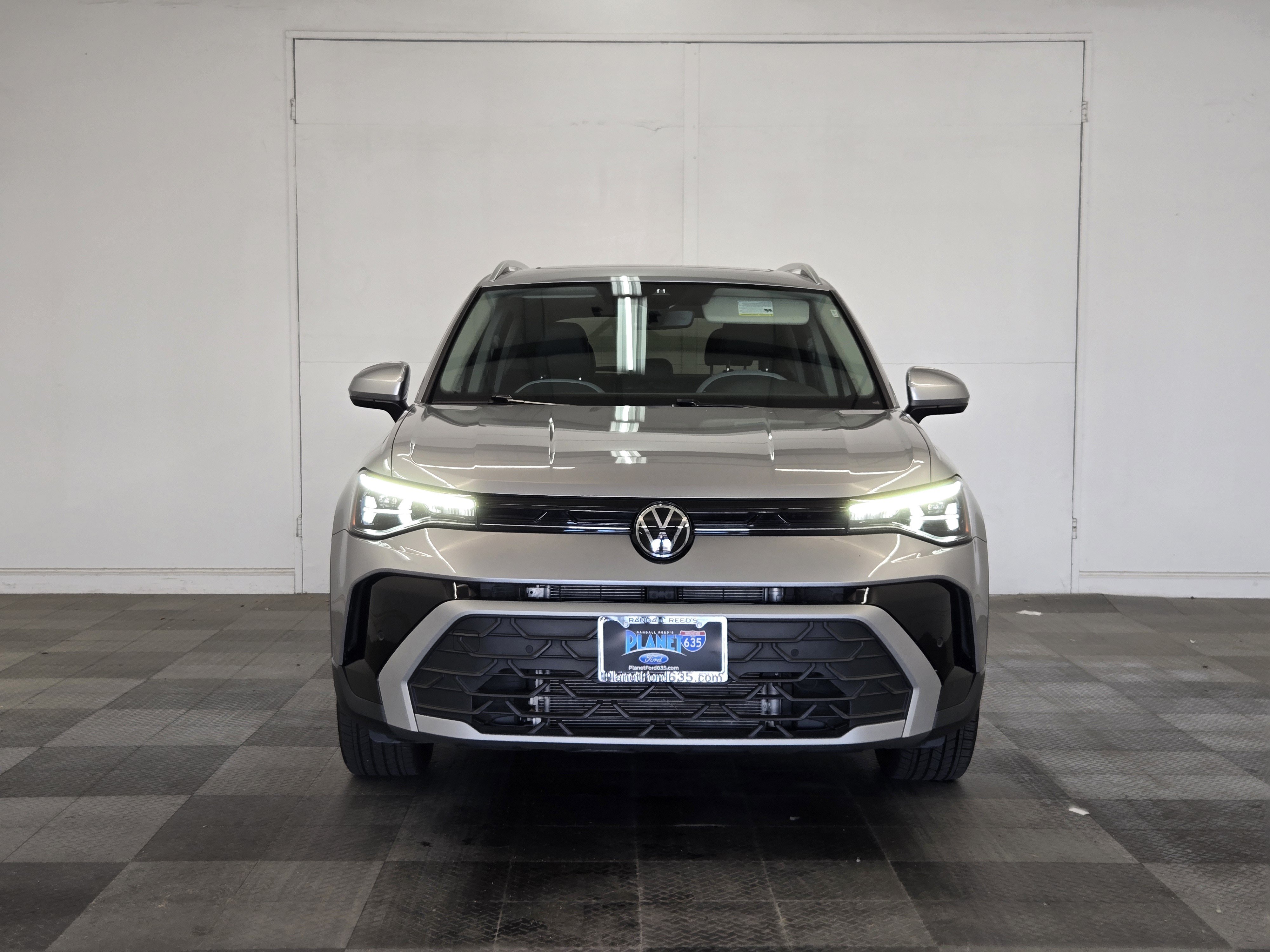 Used 2025 Volkswagen Taos SE w/ Panoramic Sunroof Package FWD image 3