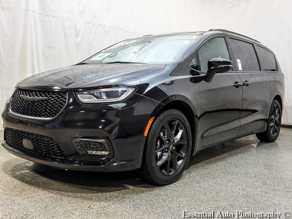 Used 2025 Chrysler Pacifica Limited FWD image 2