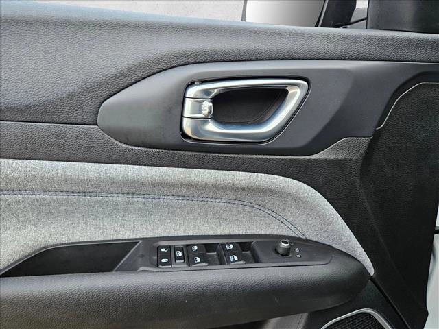 Used 2025 Jeep Compass Latitude image 9