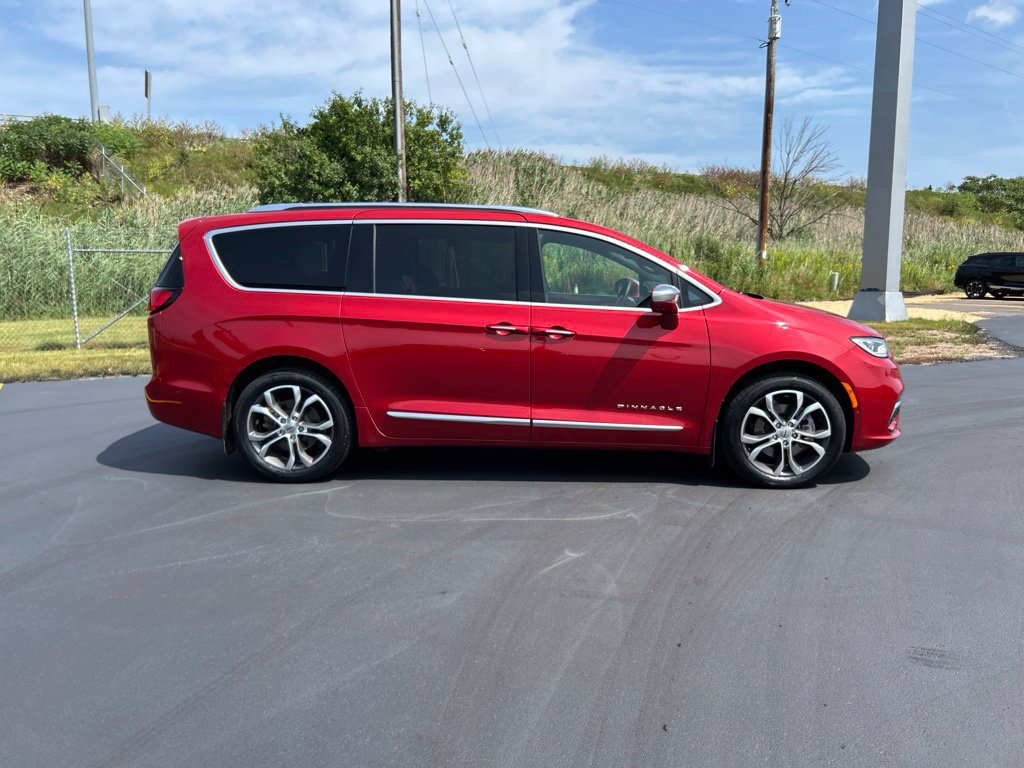 Used 2024 Chrysler Pacifica Pinnacle w/ Trailer Tow Group AWD/4WD image 5