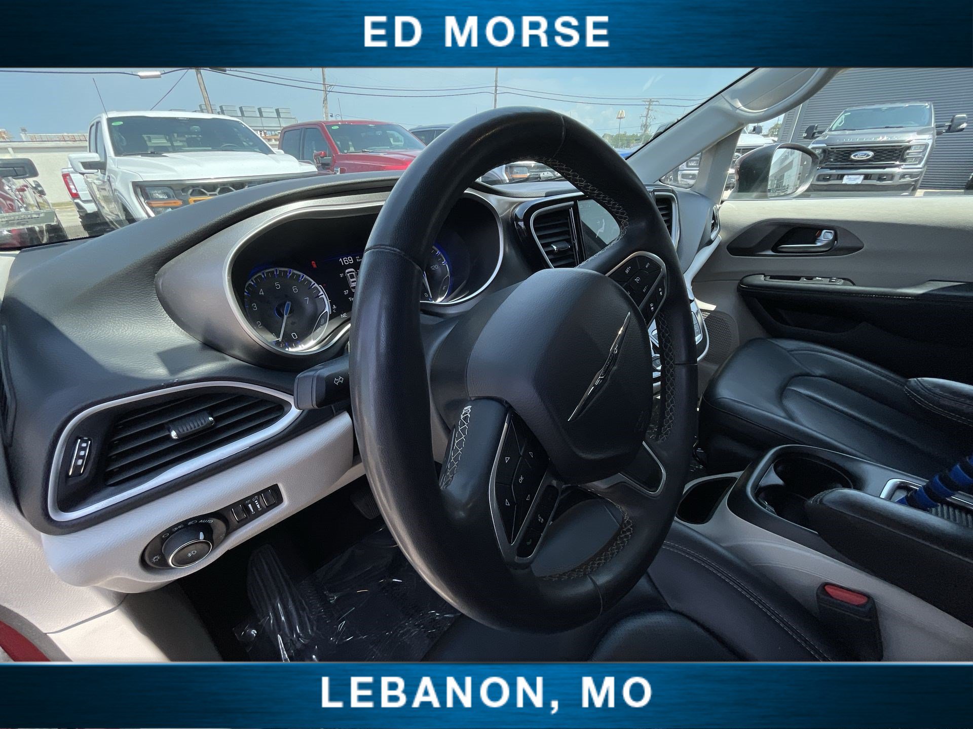Used 2023 Chrysler Pacifica Touring-L FWD image 10