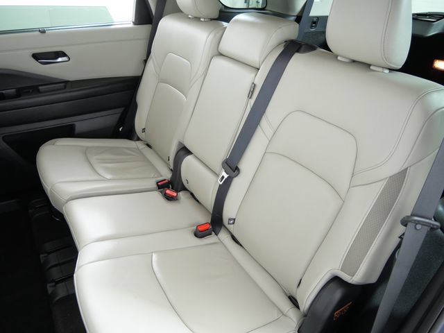 Used 2023 Nissan Pathfinder SL AWD/4WD image 16