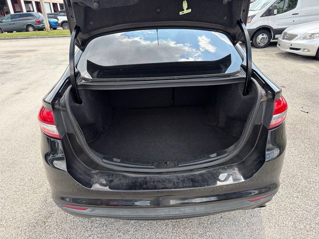Certified 2018 Ford Fusion SE w/ Fusion SE Technology Package FWD image 12
