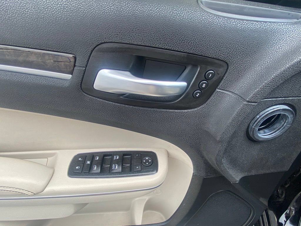 Used 2018 Chrysler 300 Limited AWD/4WD image 11