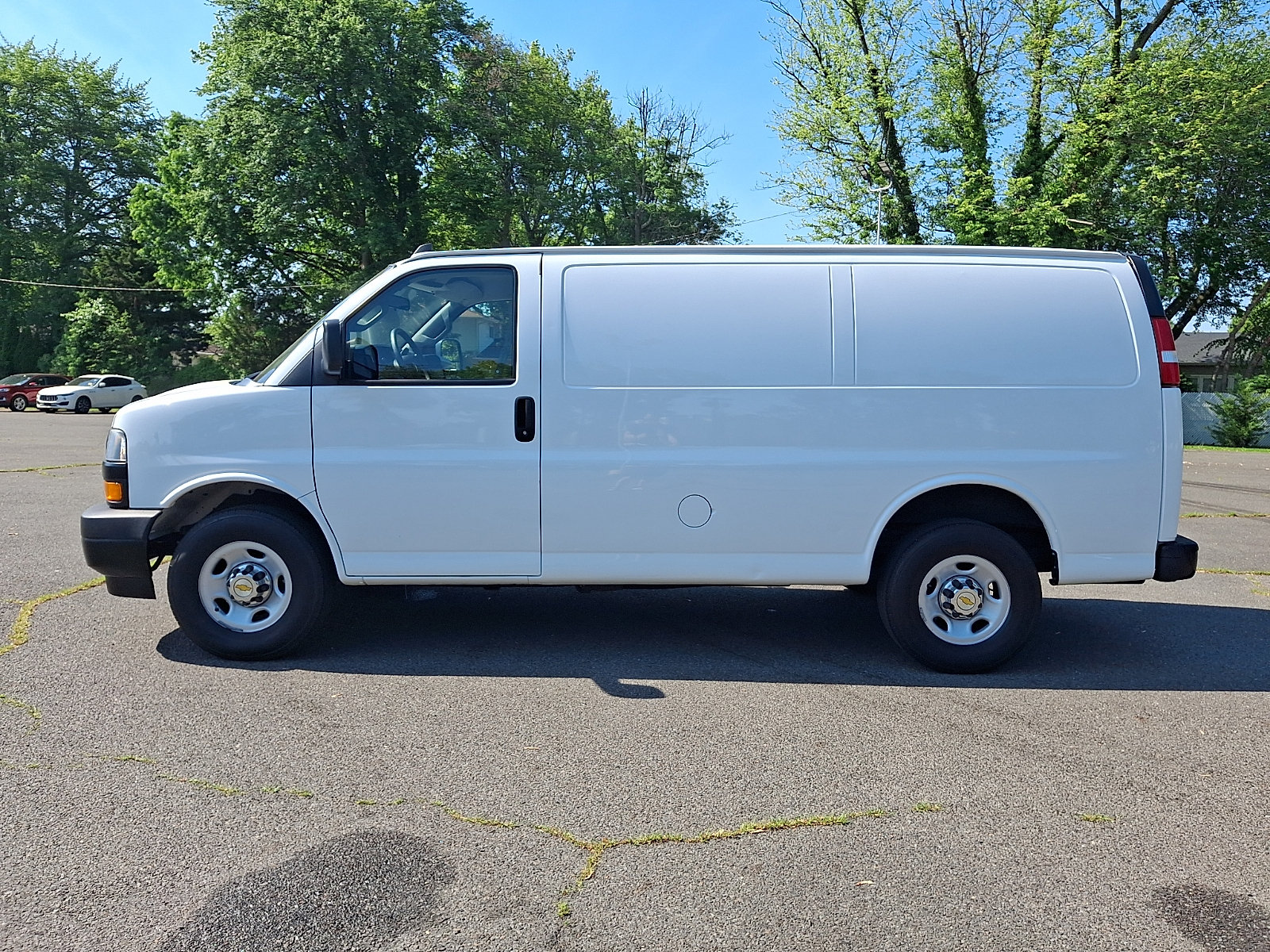 Used 2022 Chevrolet Express 2500 w/ Driver Convenience Package RWD image 4