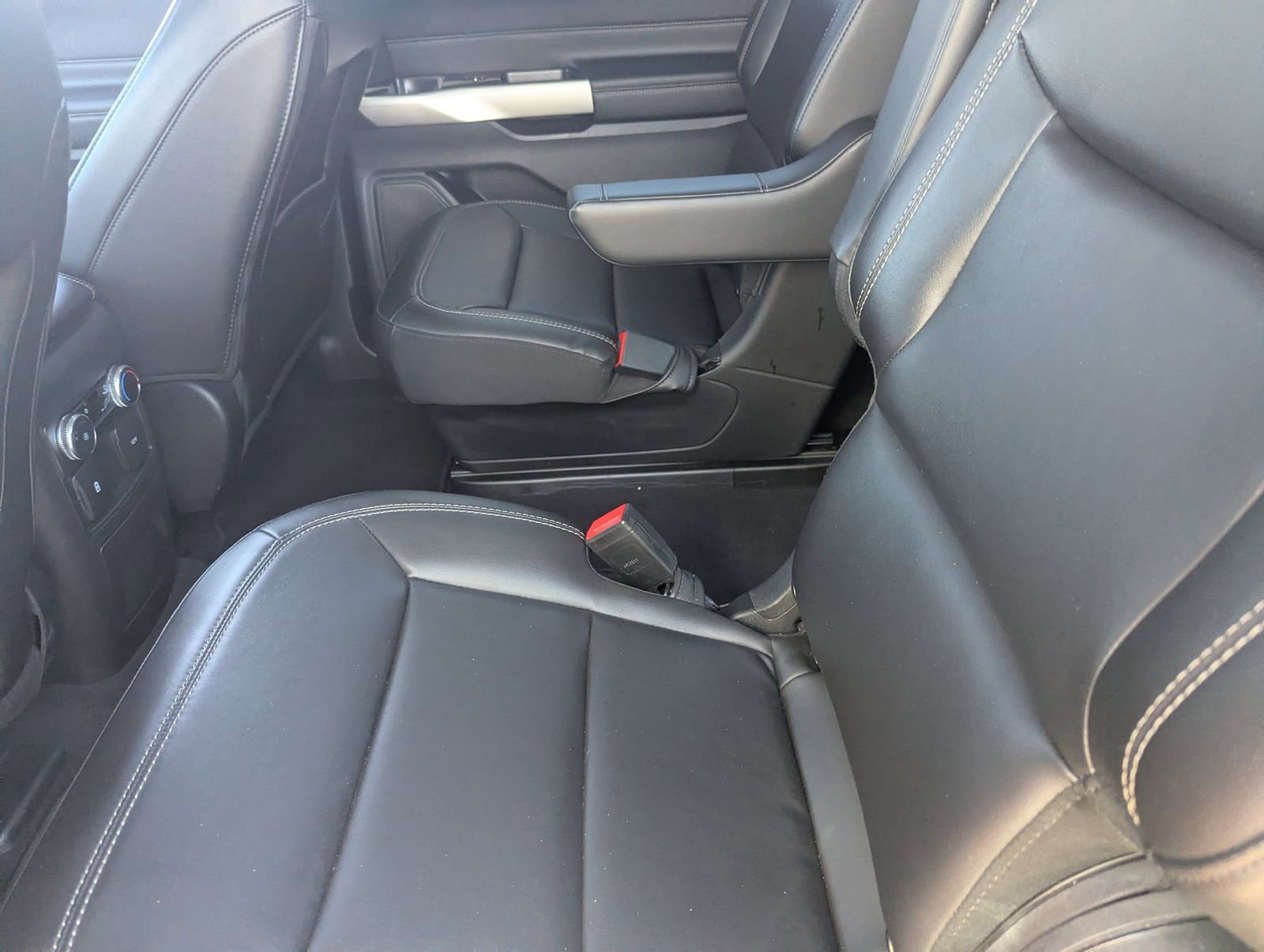 Certified 2022 Ford Explorer XLT w/ Equipment Group 202A image 16