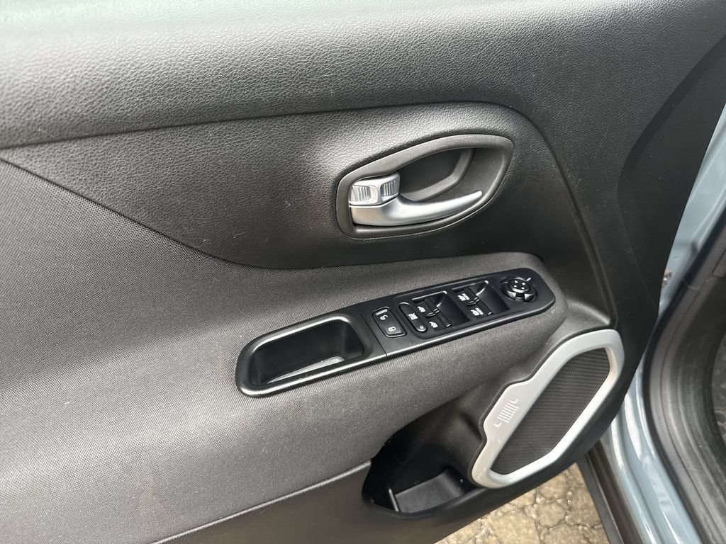 Used 2018 Jeep Renegade Latitude AWD/4WD image 13