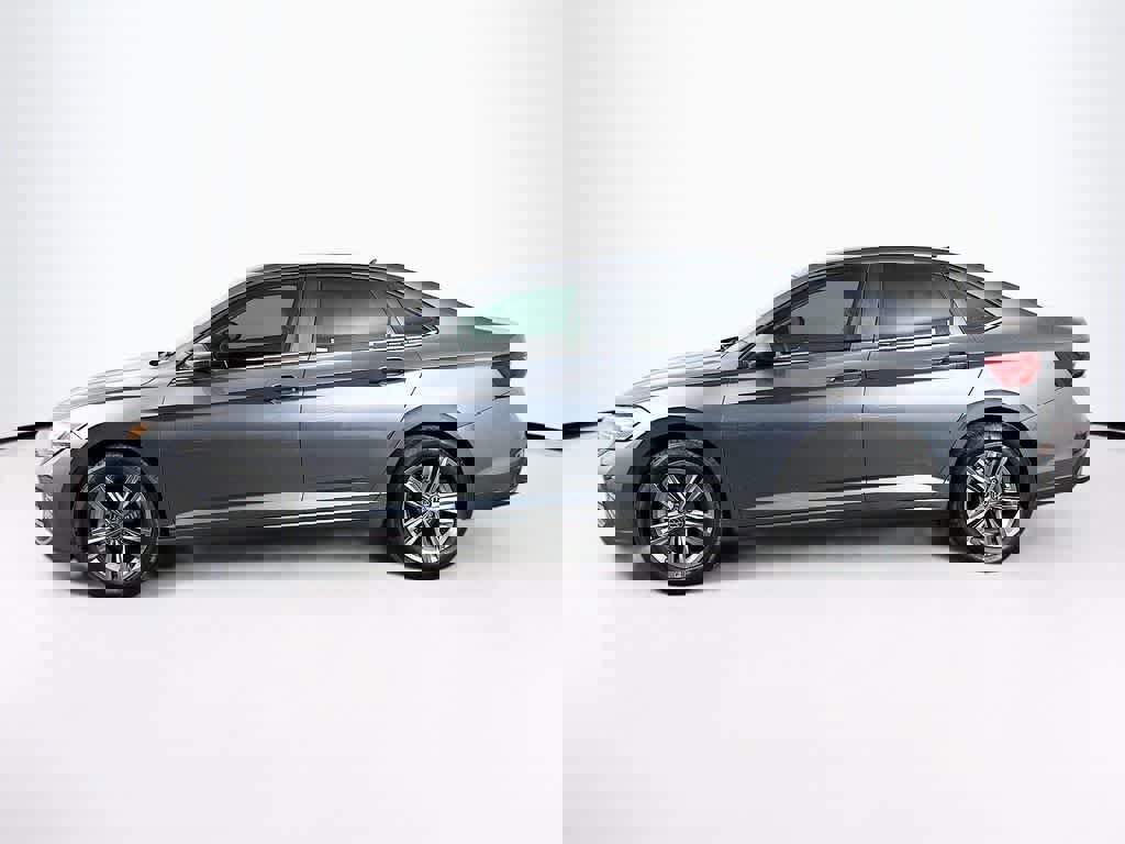 Used 2024 Volkswagen Jetta SE image 2