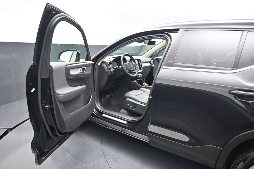 Used 2025 Volvo XC40 B5 Plus AWD/4WD image 8