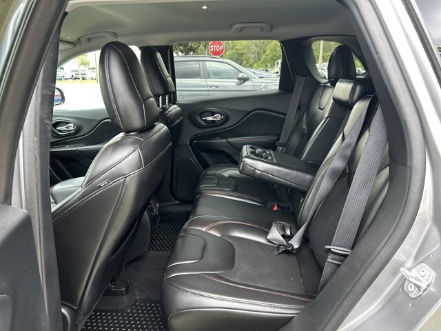 Used 2019 Jeep Cherokee Trailhawk AWD/4WD image 17