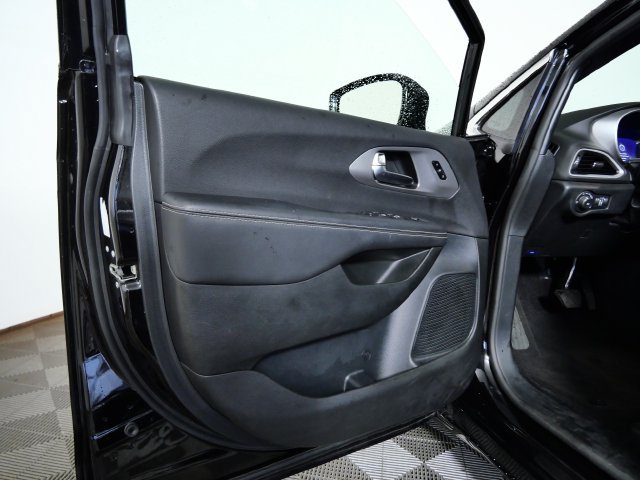 Used 2025 Chrysler Pacifica Select FWD image 16