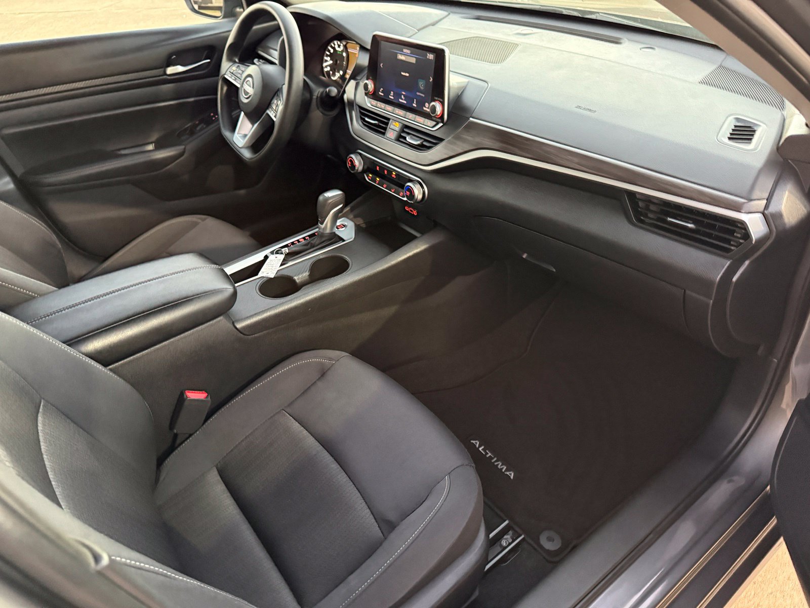 Used 2025 Nissan Altima 2.5 SV FWD image 15