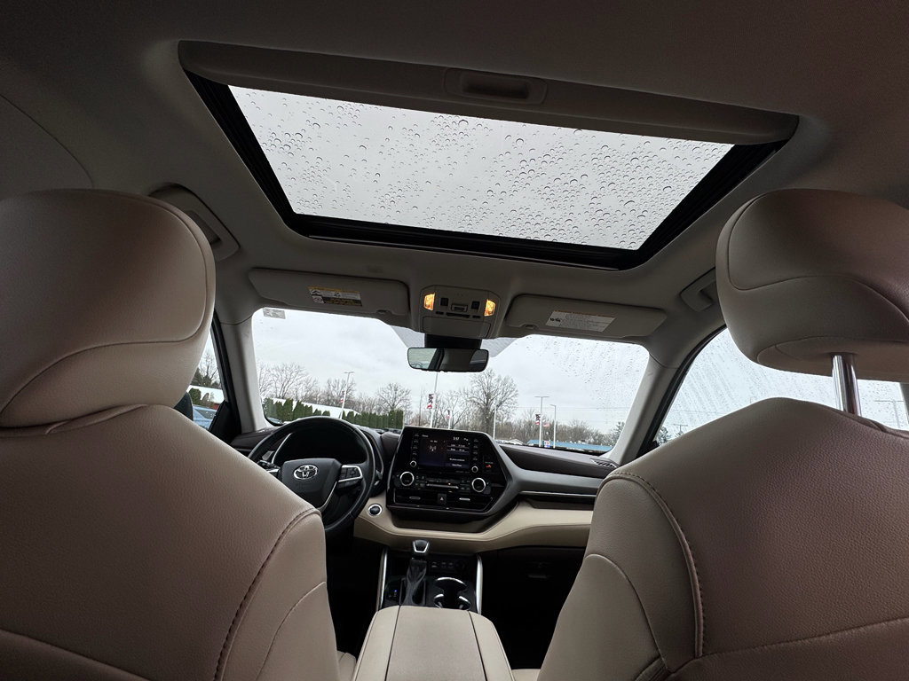 Used 2022 Toyota Highlander XLE AWD/4WD image 17