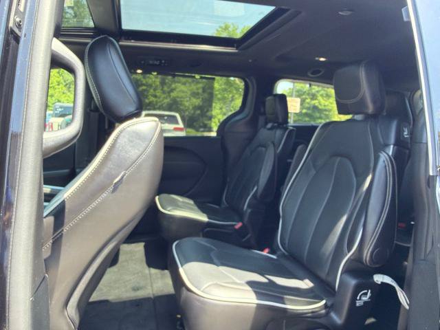 Used 2025 Chrysler Pacifica Limited FWD image 7