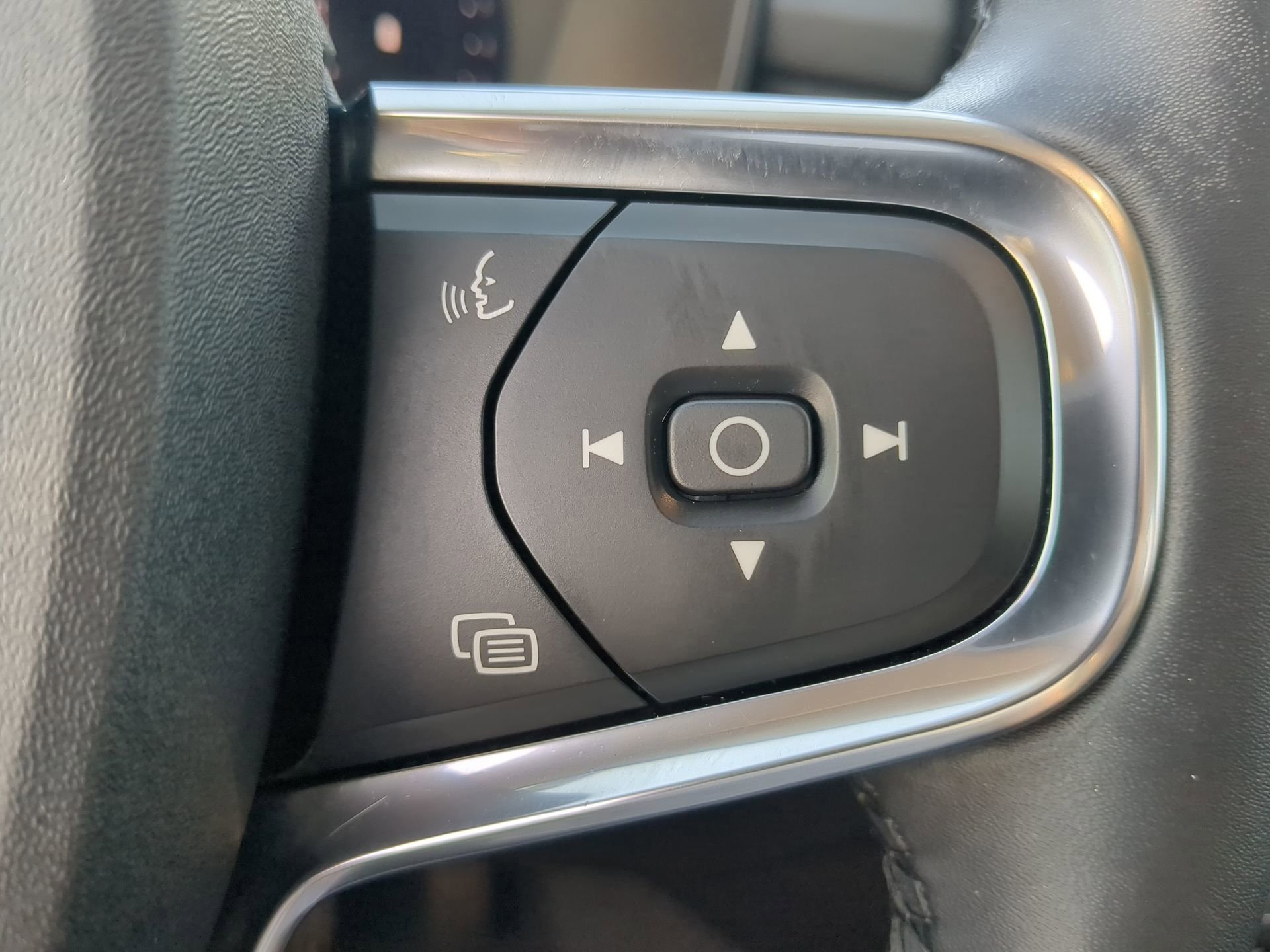 Used 2023 Volvo XC40 B5 Plus w/ Protection Package Premier image 67