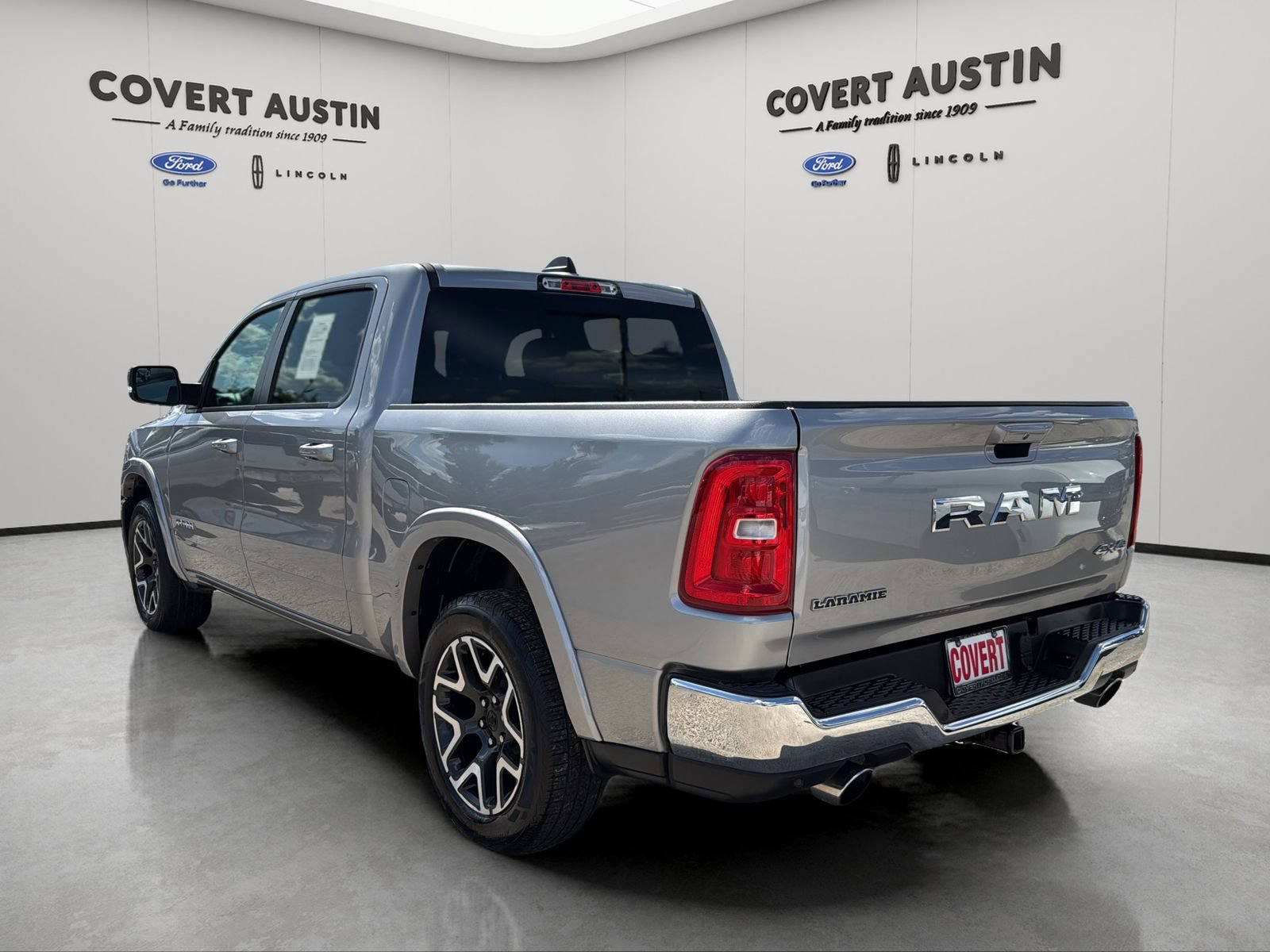 Used 2025 RAM 1500 Laramie AWD/4WD image 3
