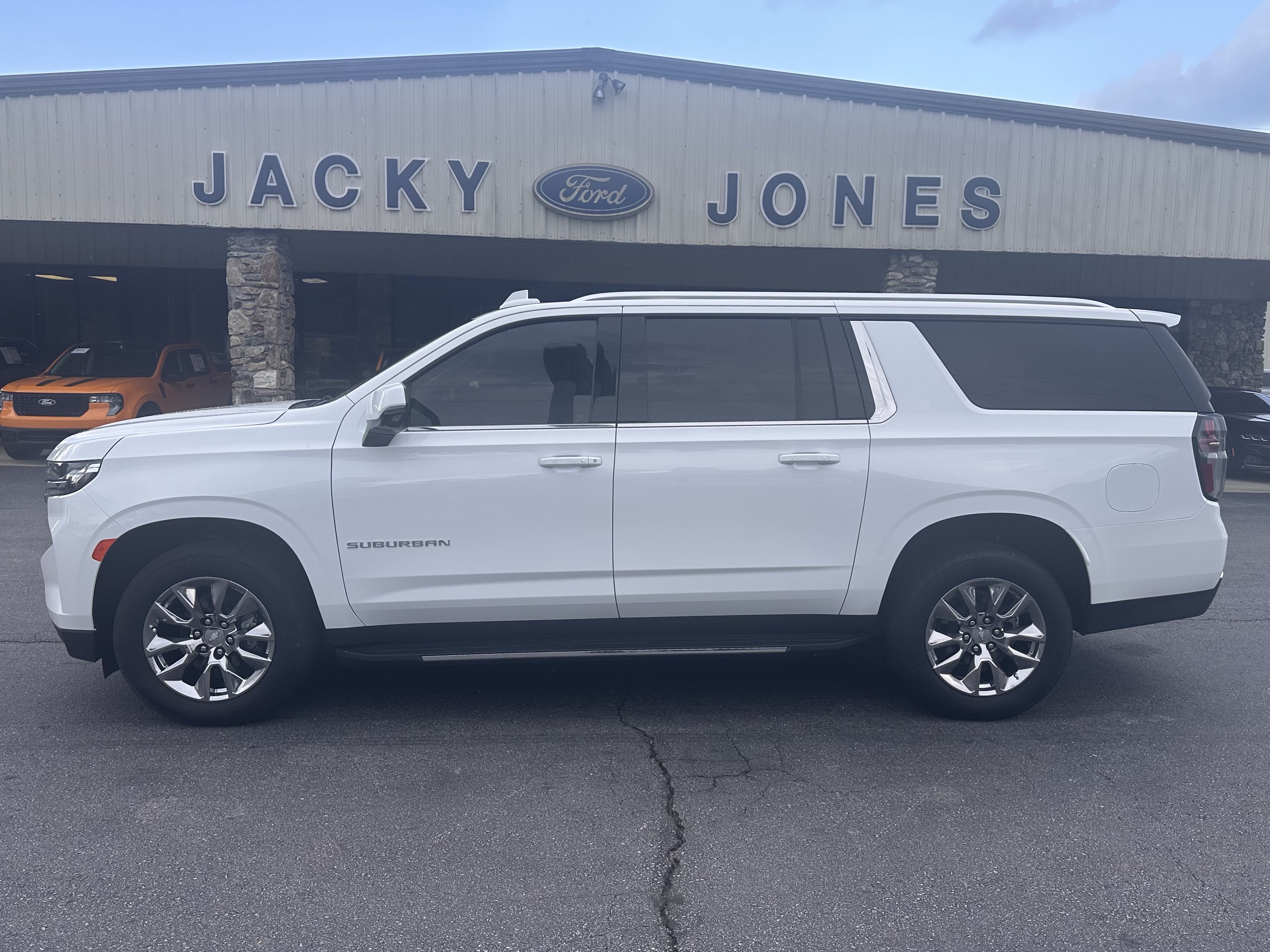 Used 2022 Chevrolet Suburban LT w/ LT Signature Package AWD/4WD image 1