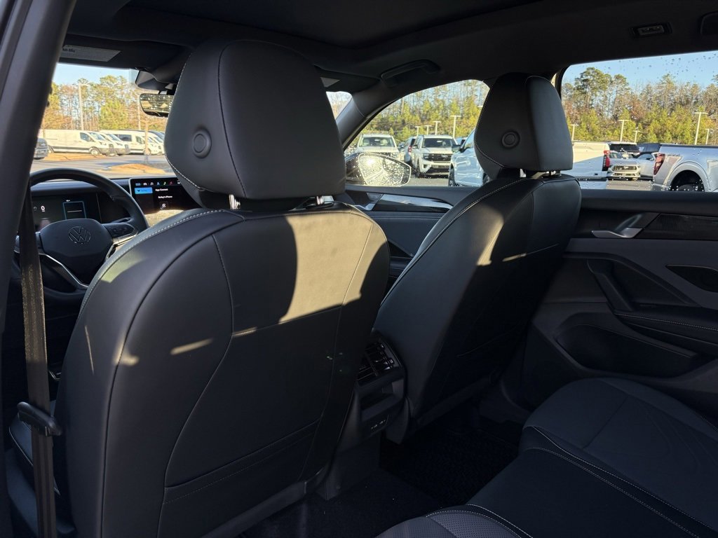 Used 2025 Volkswagen Tiguan SE R-Line image 25