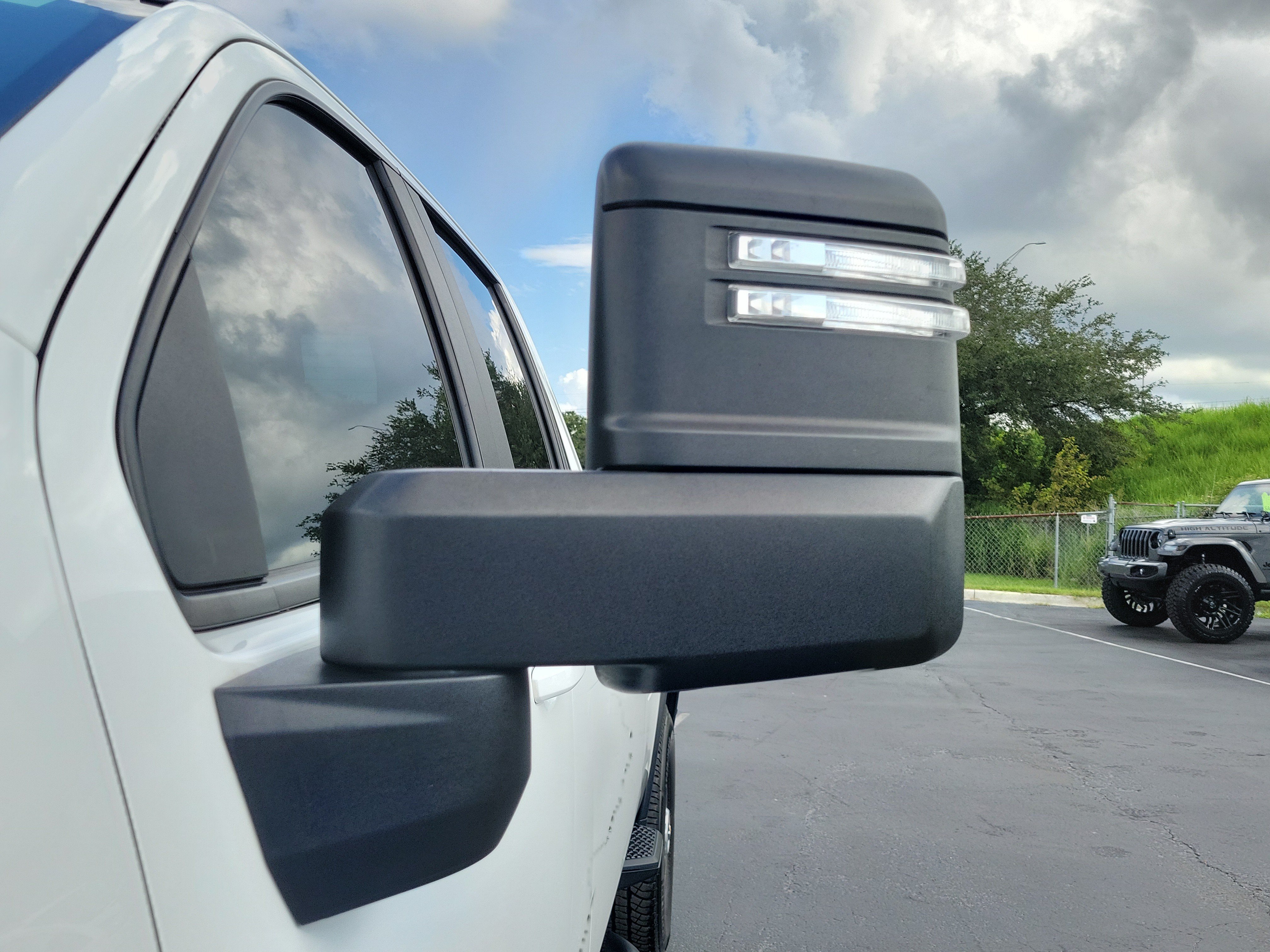 Used 2025 Chevrolet Silverado 2500 LT w/ Leather Package AWD/4WD image 4