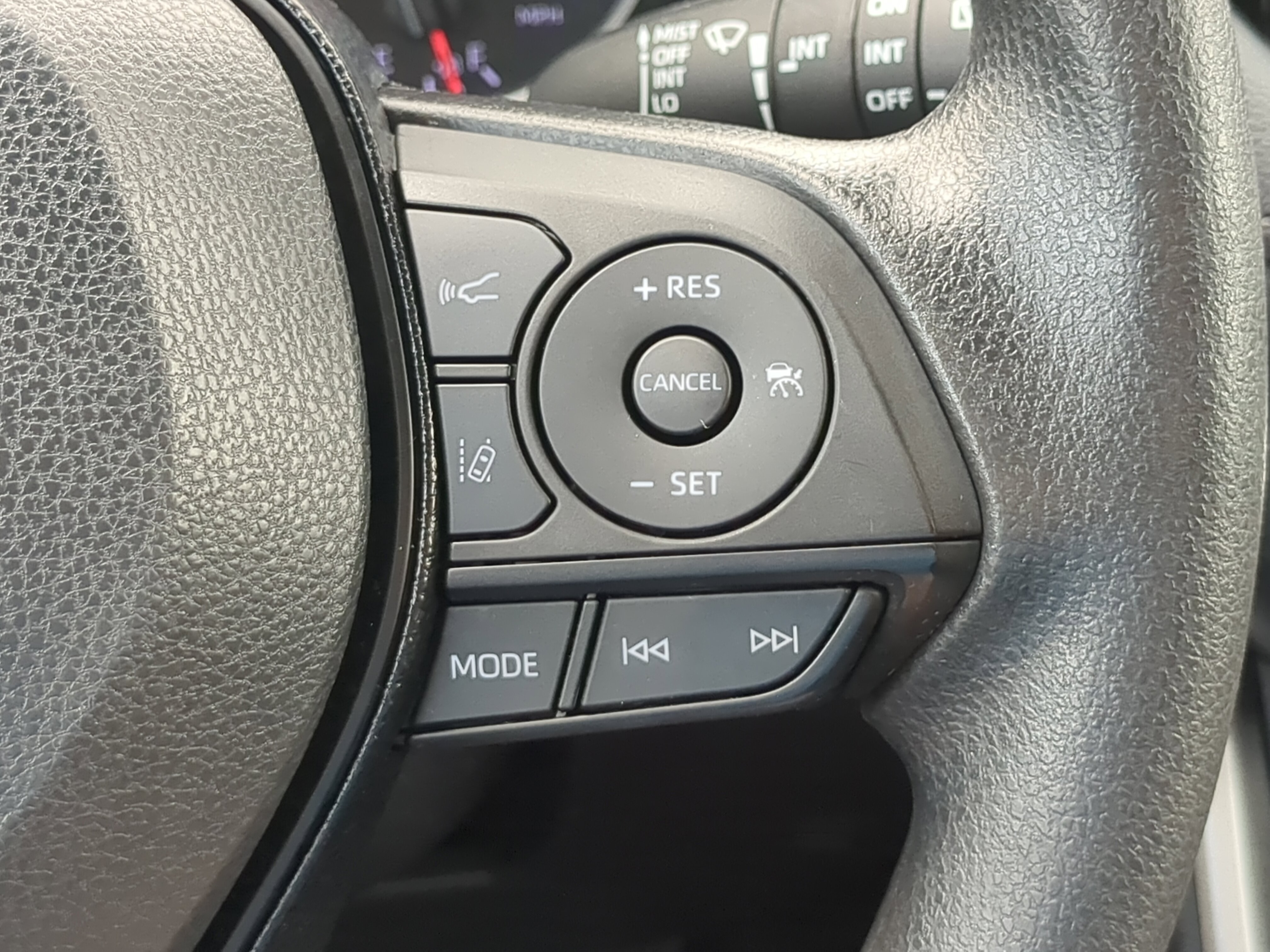 Used 2021 Toyota RAV4 XLE w/ Convenience Package FWD image 23