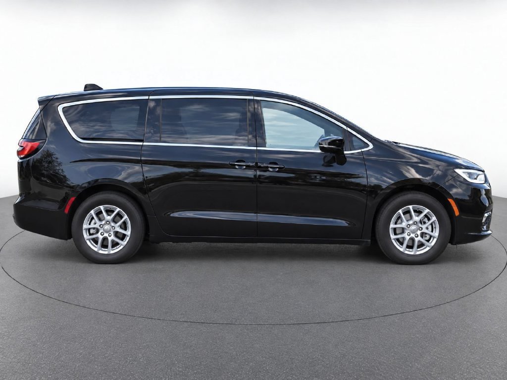 Used 2025 Chrysler Pacifica Select FWD image 8