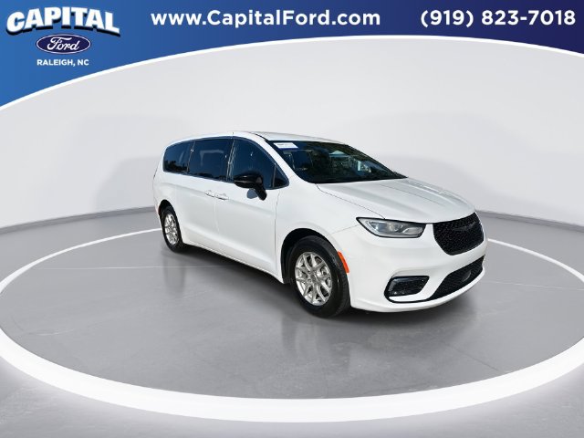 Used 2025 Chrysler Pacifica Select FWD image 2
