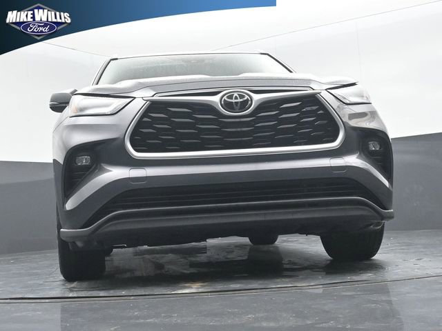 Used 2022 Toyota Highlander XLE FWD image 18
