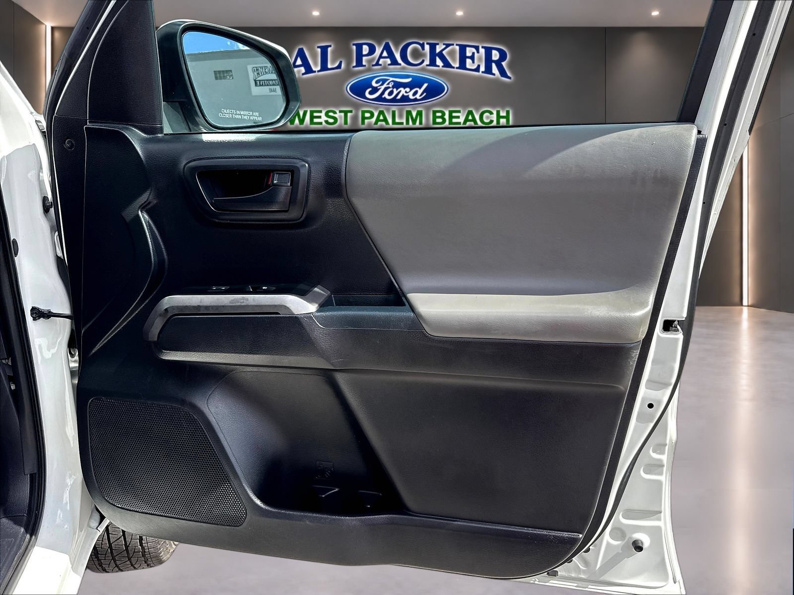 Used 2017 Toyota Tacoma SR5 w/ SR5 Appearance Package (SM) RWD image 33
