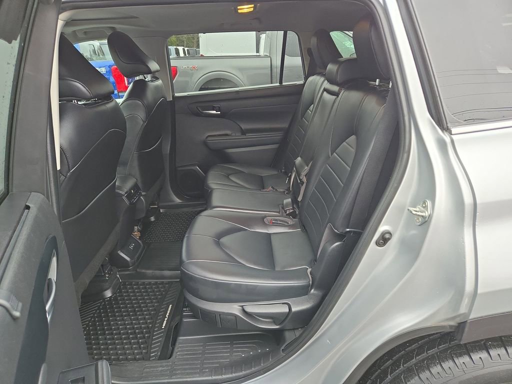 Used 2022 Toyota Highlander XLE AWD/4WD image 4