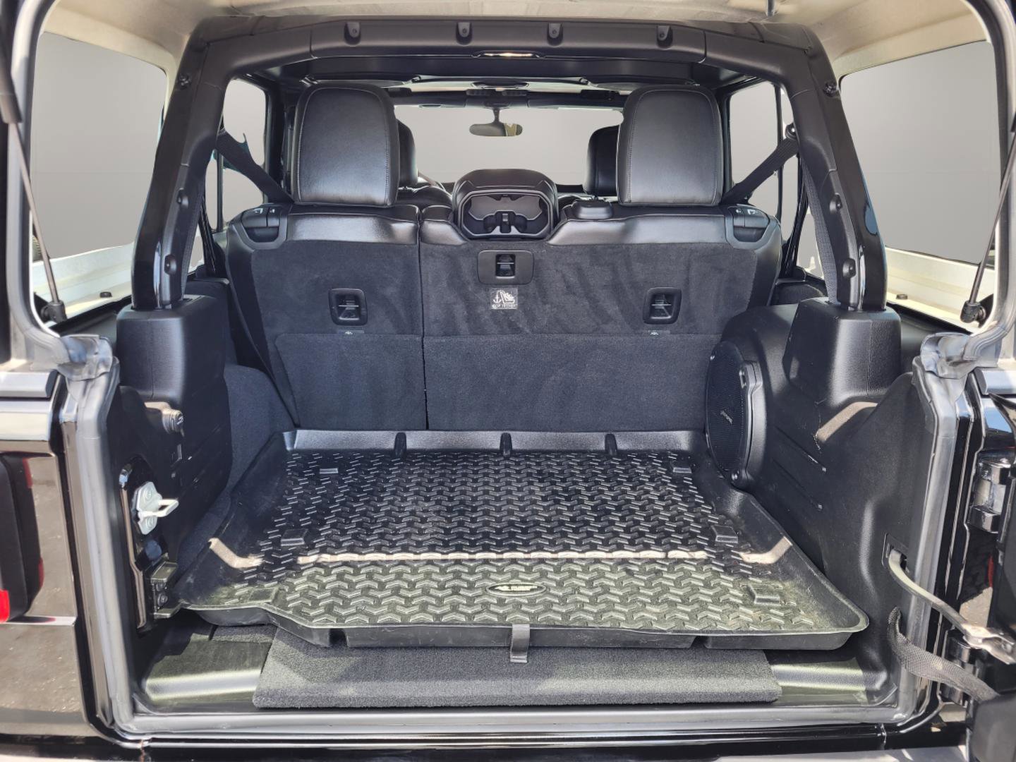 Used 2018 Jeep Wrangler Unlimited Sahara w/ Uconnect 4C Nav & Sound Group AWD/4WD image 23