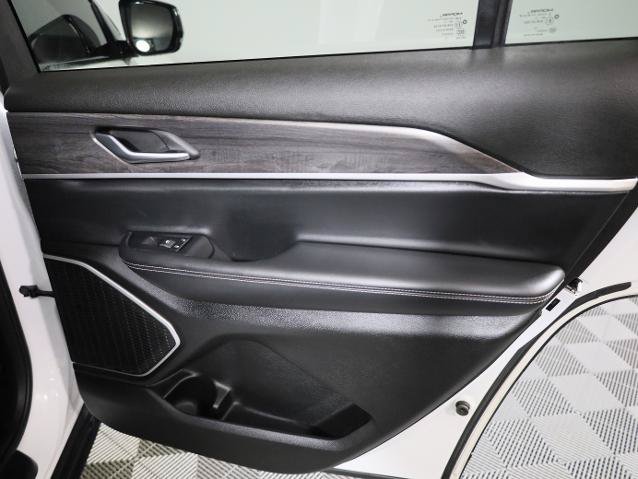 Used 2022 Jeep Grand Cherokee L Limited AWD/4WD image 28