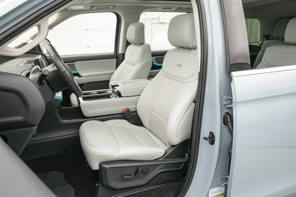 Certified 2025 Ford Expedition Platinum image 12