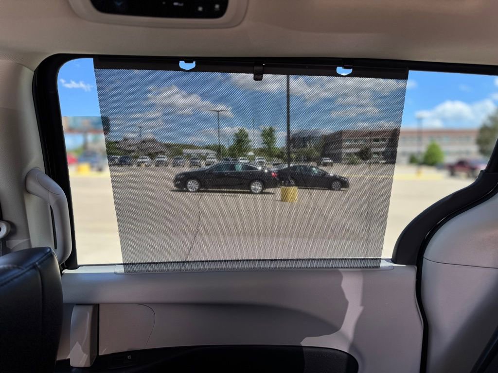 Used 2023 Chrysler Pacifica Touring-L FWD image 37
