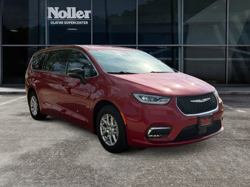Used 2025 Chrysler Pacifica Select FWD image 9