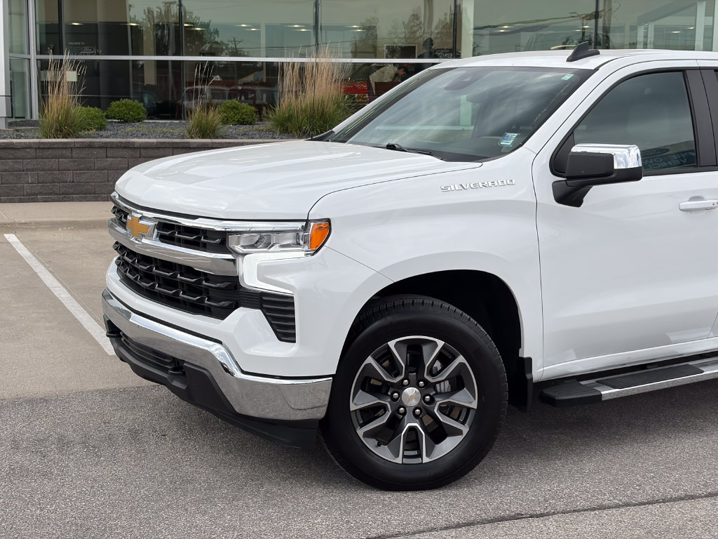 Used 2024 Chevrolet Silverado 1500 LT w/ Leather Package AWD/4WD image 2