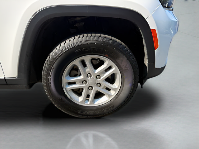 Used 2023 Jeep Grand Cherokee Laredo AWD/4WD image 28